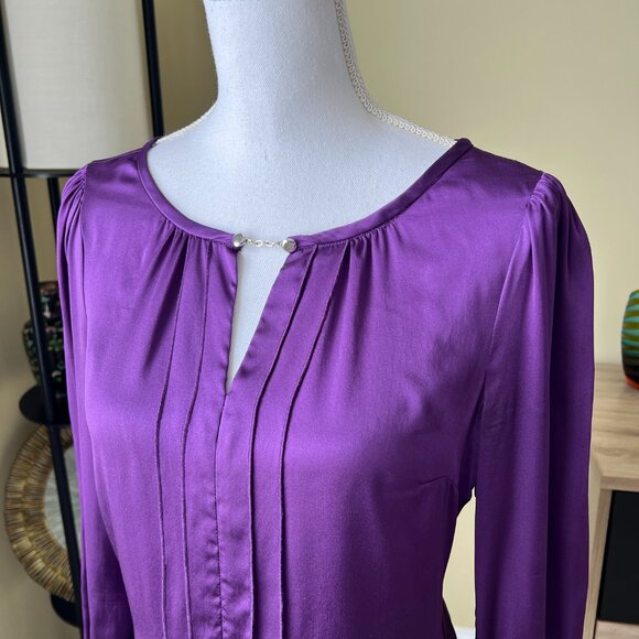 White House Black Market WHBM Silk Purple Pleated Blouse Chain Clasp - Picture 3 of 3